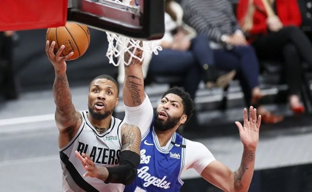  浓眉哥内线翻江倒海，湖人双加时力克火箭止住下滑趋势