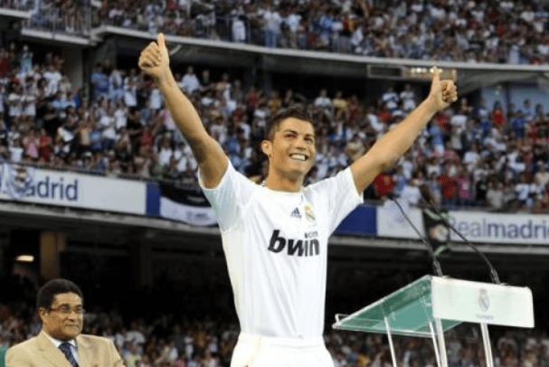 问鼎娱乐官网入口- 曼联更衣室矛盾曝光，C罗去留牵动全局  